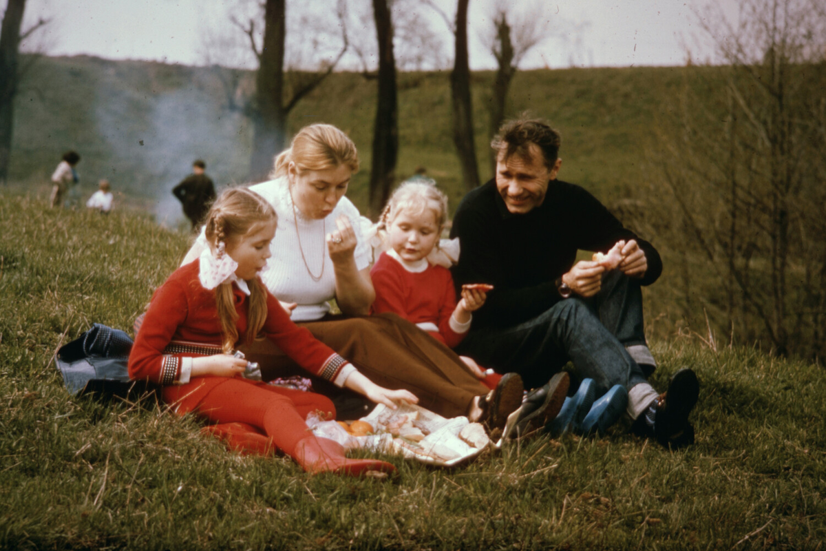 Василий Шукшин и Лидия Федосеева с дочками Машей и Олей, 1974 год / Фото: ТАСС