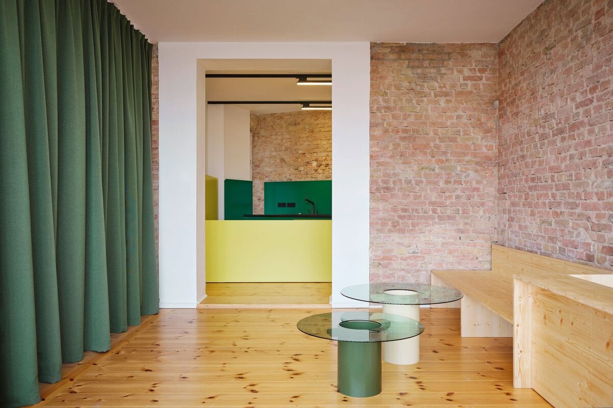 Фотография принадлежит Creation Baumann (https://creationbaumann.com/en/reference/mdc-loft-berlin-colourful-transformation-of-a-berlin-loft-with-acoustic-divider-vario/)