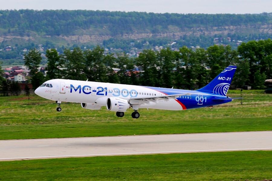 Irkut MC-21-300 завершает премьерный полёт 28 мая 2017 года в Иркутске