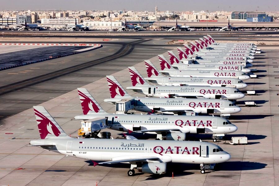 Airbus A320 авиакомпании Qatar Airways без работы на стоянке в аэропорту Дохи