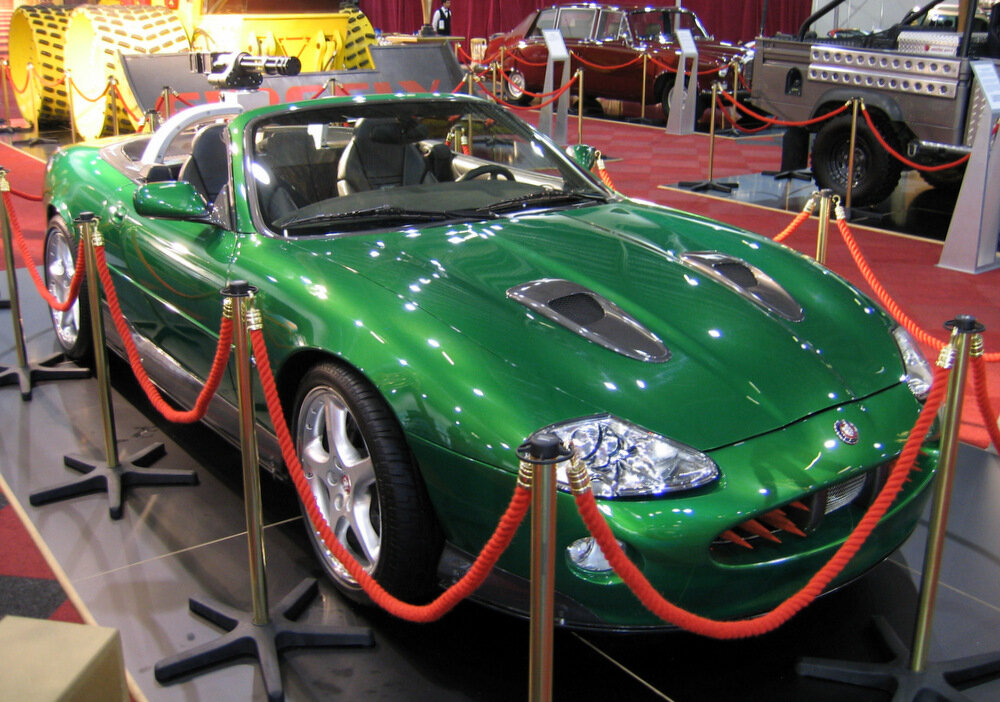 Jaguar XKR в фильме «Умри, но не сейчас»