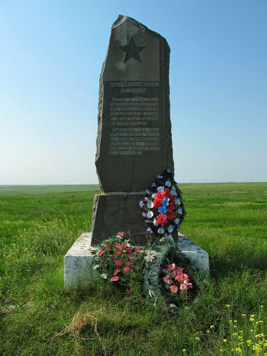  Рядом с ДОТом стоит вот такой памятник в честь частей Красной Армии сражавшихся здесь под командованием Дыбенко с белогвардейцами и интервентами в 1919 году и в честь частей 44, 47 и 51 армий, сражавшихся на этом рубеже с декабря 1941 года по май 1942-го с немецко-фашистскими захватчиками.
