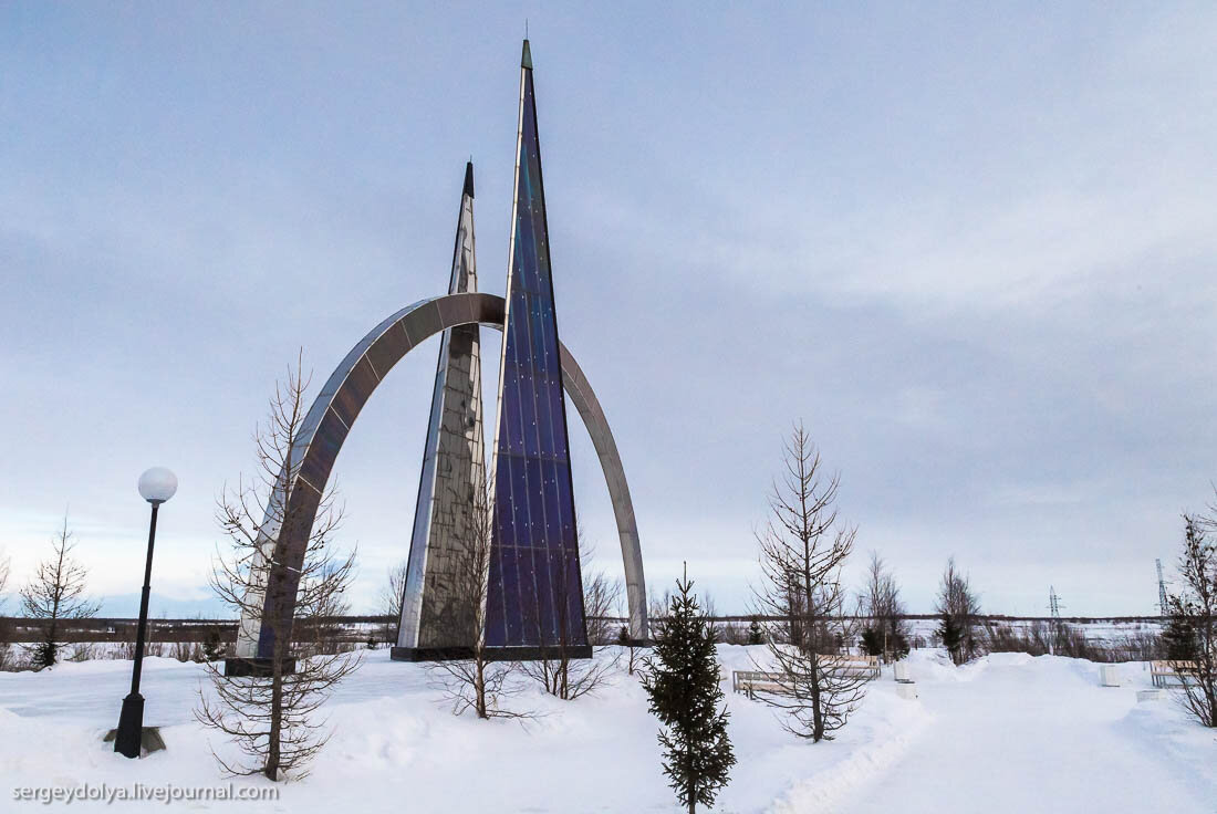 Город салехард область. Монумент Полярный круг Салехард. Салехард памятник Полярному кругу.