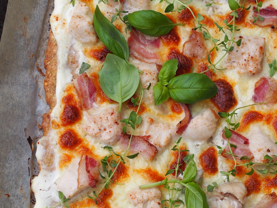  Для начинки возьмём: 150 гр-тёртый сыр мацарелла. 150 гр-бекона.100гр-сыра мацарелла. Две куриных грудки. (Для того чтобы мясо получилось более мягким и сочным, грудки перед разделкой лучше  немного отбить.) Несколько веточек базилика.  