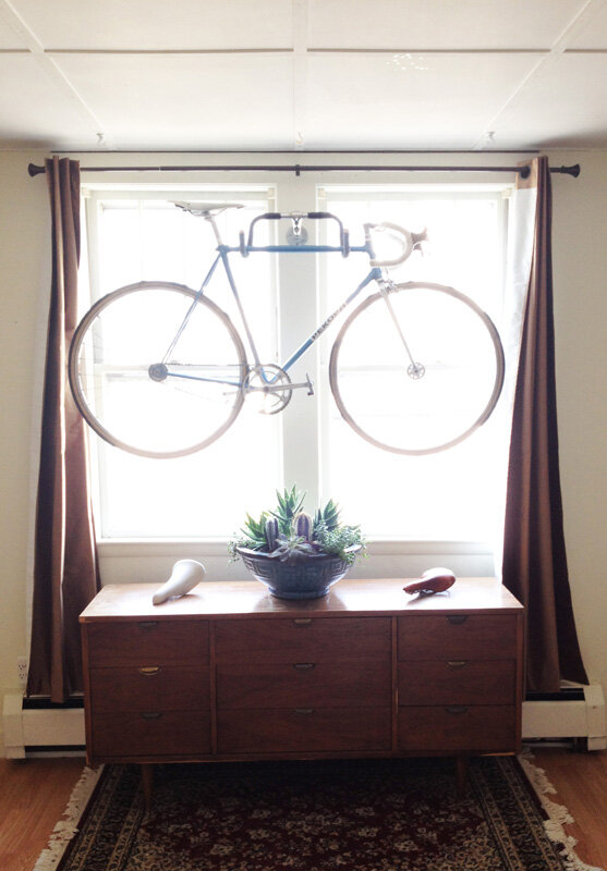 Хранение велосипедов. Велосипед на балконе. Компактное хранение велосипедов. Велосипед в квартире.