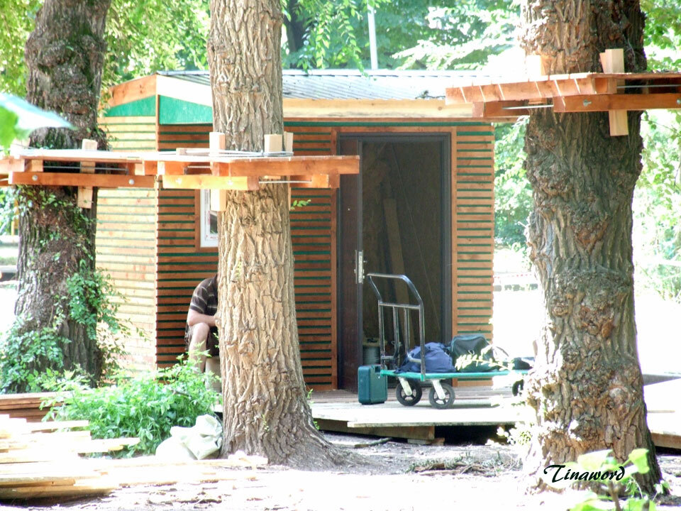 И вот в Батайске тоже решили сделать веревочный парк. Сейчас идет создание этого парка.
 
Строители работают без выходных. Разве что с перерывом на обед.

