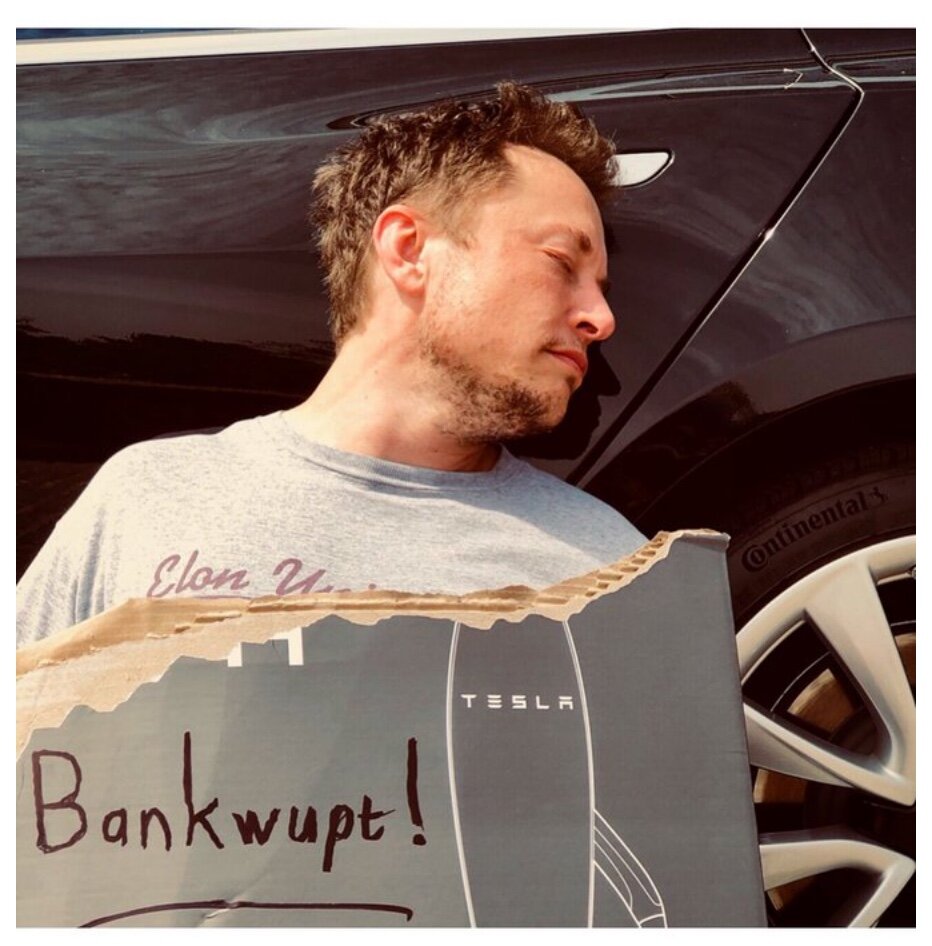 Илон с вывеской "БАНКРОТ". Фото: twitter.com/elonmusk