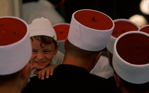 Пока евреи находились в пустыне после бегства из рабства в Египте, они принесли все свои проблемы своему вождю Моше. Но когда его тесть Йетро пришел в гости с женой и детьми к Моше он увидел, что его зять был готов рухнуть под бременем такой работы.