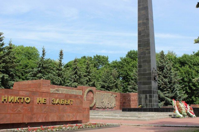  

Курская область, безусловно, очень разнообразна в своей туристической красе. Но, как ни крути, славная память о поворотной для всего хода Великой Отечественной Войны битве — точнее, многодневной компании по сдерживанию, разламыванию и преследованию гигантских «клещей», которыми фашисты пытались оттяпать от уже освобождённой советскими войсками территории кусок размером с область, из-за выпуклой формы названный Курской Дугой — в этом регионе виднеется повсеместно.
