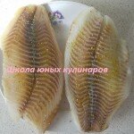 1. Филе тилапии разморозить, вымыть и обсушить. Каждый кусок филе посолить по вкусу с двух сторон, а затем также с двух сторон присыпать карри.