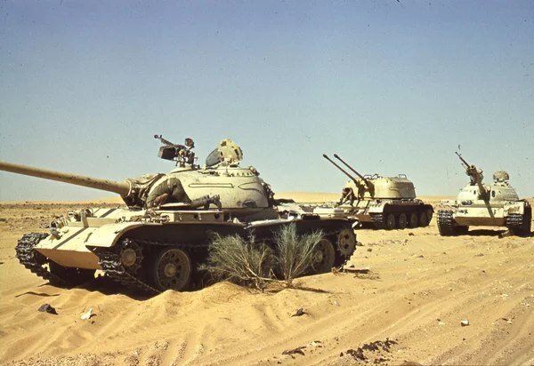 Советская техника в Египте. Т-55 и ЗСУ-57-2. Обратите внимание на турели с ДШК, которые в обязательном порядке ставились даже на Т-34. Потенциально, египетские танковые части были вполне сносно защищены от низколетящих целей
