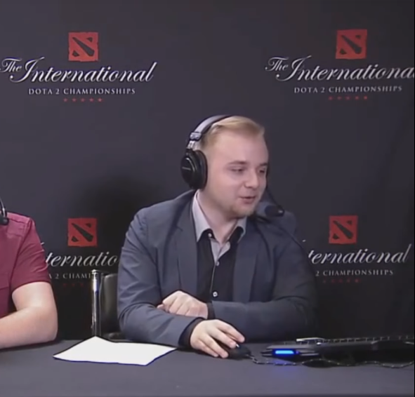 Иван "Faker" Дёмкин. Господа олдскулы, кто помнит эту руку слева от Ивана? :)