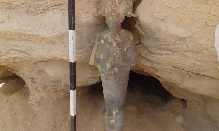 Это не Наполеон, который нашел Пирамиды, это статуэтка Осириса. Поздний период 664-332 до н.э.