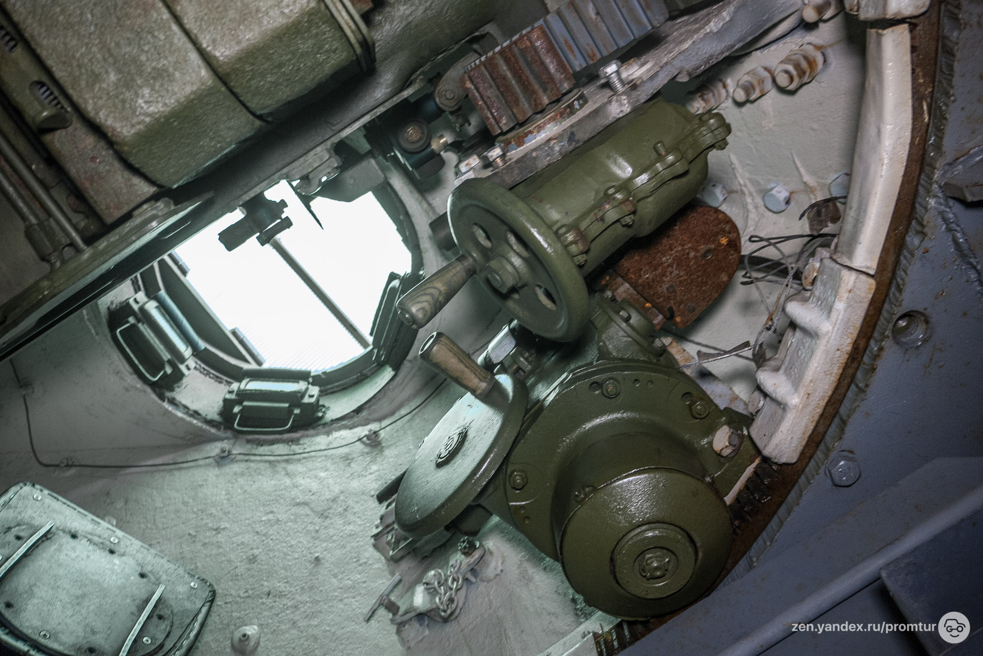 Залез в огнемётный танк ОТ-34. Я в шоке ??? 8