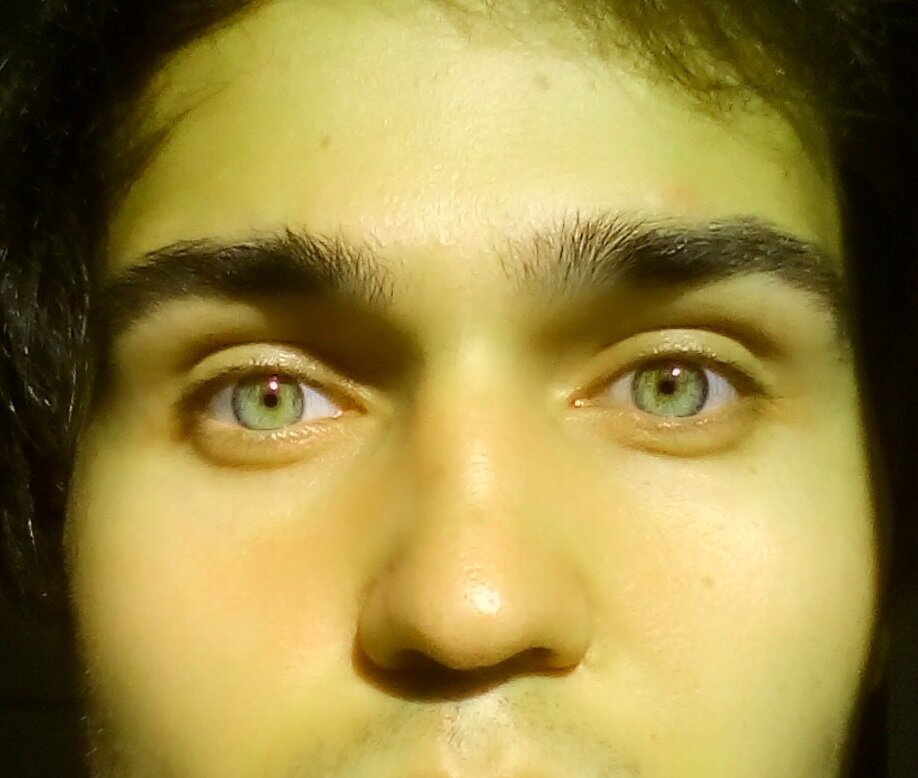 Основано на реальных событиях.
В книге описывается: 
Как попал в психушку. 
Что видел в пяти психушках из разных городов. 
Как сбежал из психушки. 
Как споили ребёнком. 
Как прогулял целый учебный год. 
Как в первый раз поймала полиция. 
Как попробовал наркоту. 
Как побывал на том свете. 
Как изменил жизнь, занявшись ЗОЖем. 
Как прошёл первый секс. 
Как с легкостью избежал военного призыва. 
Как сражался на ножах. 
Как жил на улице. 
Как избежал тюрьмы. 
Как чуть не совершил самоубийство. 
Как вселял в себя дьявола. 
Трипы, бэд-трипы, треш. 