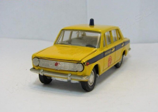 Достаточно редкая модель ВАЗ-2101 № А17 в милицейской "ливрее".