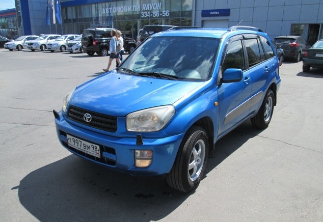Фото 1: вид спереди Toyota RAV4 2000 года.