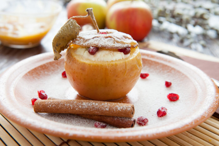   Яблоки и творог — прекрасное сочетание продуктов на детском столе. Этот мягкий витаминный десерт порадует малыша на полдник.