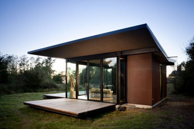 Дом Modern cabin прекрасно гармонирует с окружающей природой благодаря воздушности конструкции.
