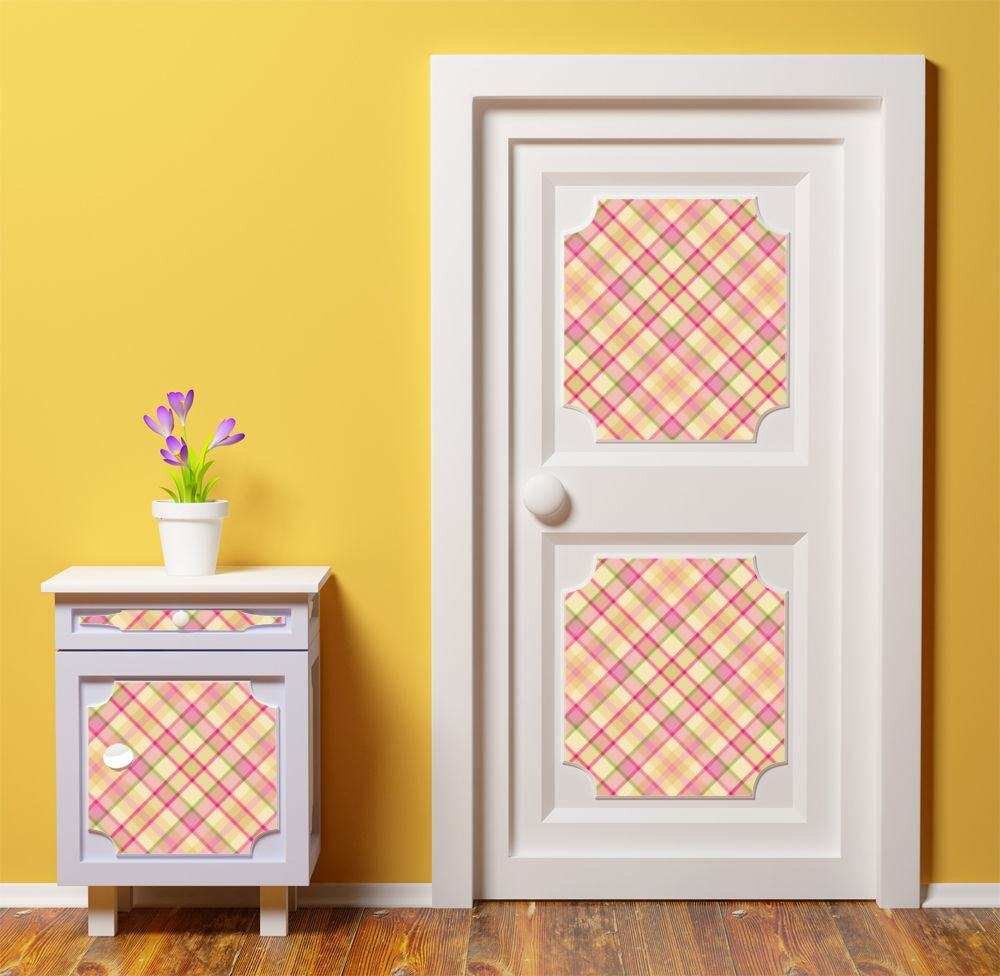 Декор деревянной двери обоями