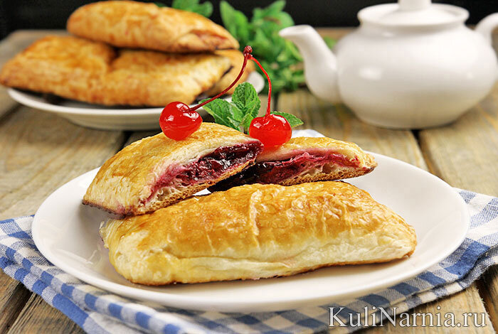 Готовое слоеное тесто сейчас пользуется колоссальным спросом. Это объяснимо, ведь благодаря ему можно максимально быстро приготовить отличную домашнюю выпечку на любой вкус и с разнообразной начинкой. Никаких хлопот и длительного замеса — размораживаем тесто-полуфабрикат и сразу формируем изделия. Настоящая «палочка-выручалочка» для занятых хозяек!