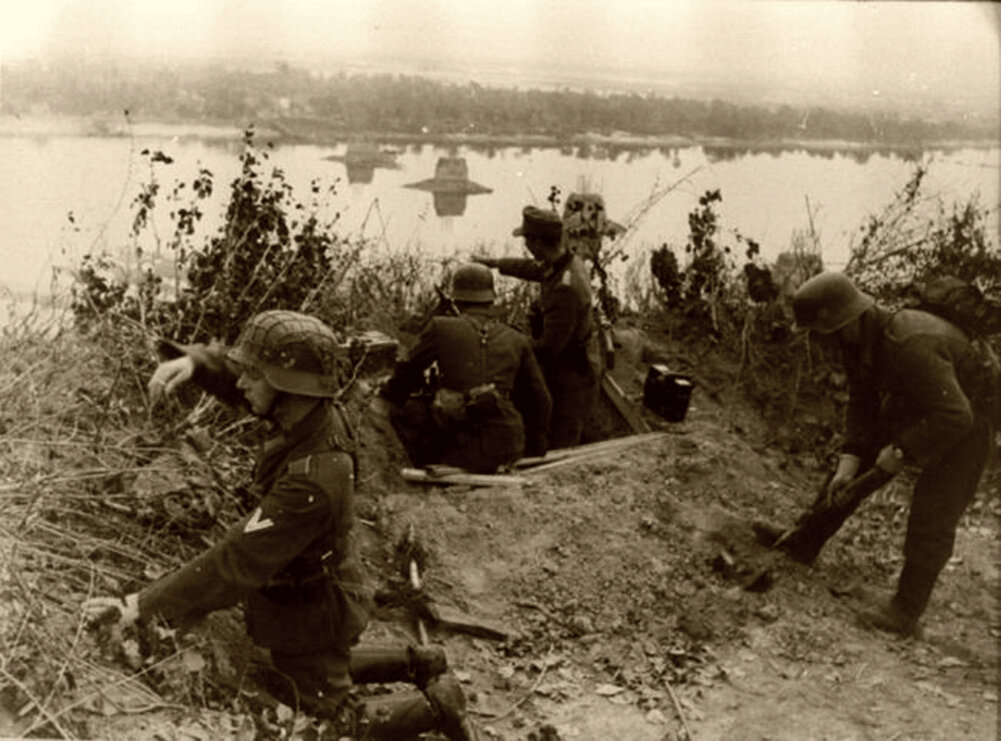 Немецкий расчет пулемета MG готовит огневую позицию на берегу Днепра. 1943 г.
