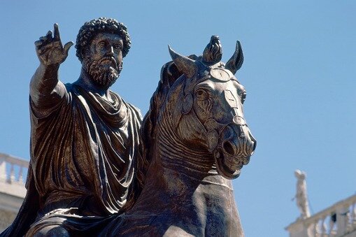 «Будь подобен скале: волны беспрестанно разбиваются о нее, она же стоит недвижимо, и вокруг нее стихают взволнованные воды». Source: Google Images