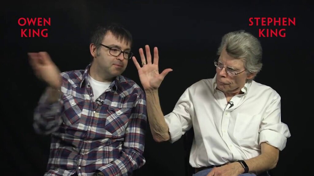 В сети полно фотографий (и коллажей, см. ниже) Стивена Кинга с младшим сыном Оуэном Кингом