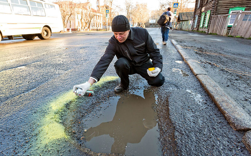 Акция в Томске была достаточно организованной и открытой: активисты «красили» ямы днем и привлекли внимание не только властей, но и прессы, что тоже полезно. 