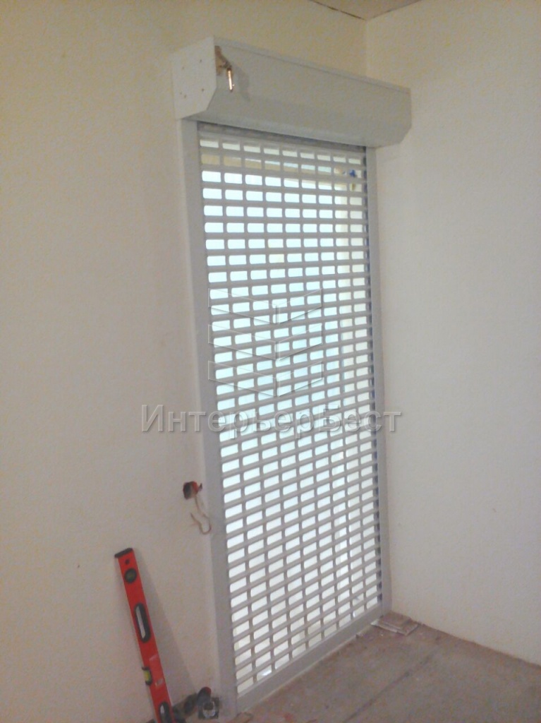 Роллетные решетки могут закрыть витрину или проход