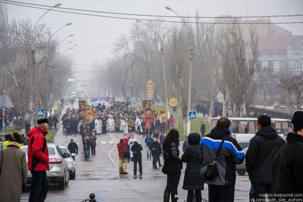 Итак шествие. Все идут к реке для обряда придания целебных свойств