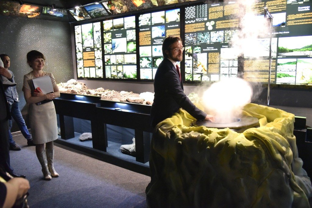 И тогда супруги Самойленко взялись за дело. Готовых решений не было – всё придумывали на ходу. "Это была, что называется, народная стройка, – рассказывает директор "Вулканариума" Алёна Самойленко. – Люди приносили нам интересные камни, красивые минералы, уникальные фотографии. Мы сами изобретали интерактивные экспонаты. Макет вулкана и лавовой пещеры делали из папье-маше и даже туалетной бумаги, но когда к нам пришли коллеги-вулканологи, то сказали: "Не отличить".