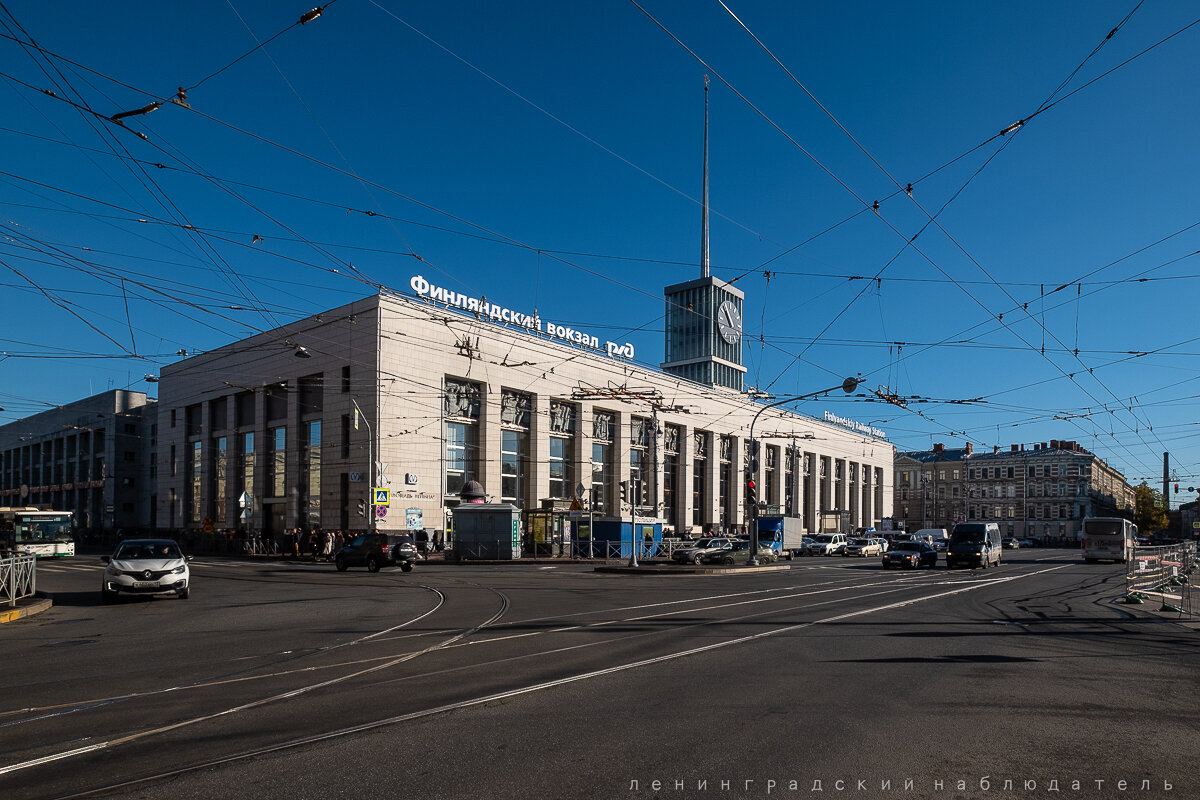 Фотография Финляндского вокзала. Предположительно 1914 год. То же место. Финляндский вокзал. Октябрь 2018 года.   Первое здание вокзала было построено в 1870 году по проекту архитектора П.-2