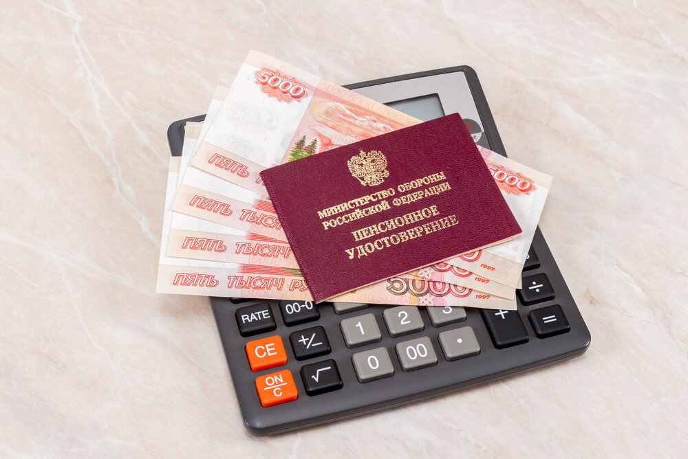 Размеры армейского довольствия, которое есть формообразующим для вычисления пенсий отставным военным, тоже регламентируются специальным законодательством. Начиная с 2010 года, в войсках значительно повысили довольствие (оклады), что соответственно должно было увеличить и размеры пенсий отставникам. Однако с начала 2012 года закон был изменён и дополнен так называемым ПК, в результате чего пенсионеры не получили повышения, а их доходы остались на том же уровне, что и ранее. Власти, как обычно, объяснили это народу бюджетным дефицитом и сложной экономической ситуацией в мире и государстве.