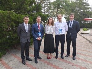 Александр Будков, аспирант кафедры 703 «Системное проектирование авиакомплексов» Московского авиационного института, не мечтал о самолётах никогда. Ни во время учебы в школе, ни готовясь к поступлению в вуз, когда выбрал один из сильнейших в России технических университетов — МГТУ имени Н.Э. Баумана. В Бауманку удалось поступить без экзаменов, по результатам олимпиады. На третьем курсе его распределили на специальность, связанную с космосом. И только потом, после четвертого курса, пройдя практику в «ОАК — Центр комплексирования» (ОАК-ЦК), Александр получил предложение о трудоустройстве и начал работать над проектом МС-21. Тогда и понял, что его место — в авиастроении.