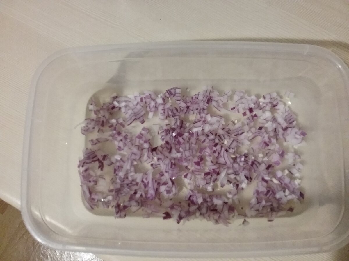 Салат . . .Слоеный салат, очень вкусный, нежный, и в то же время питательный.