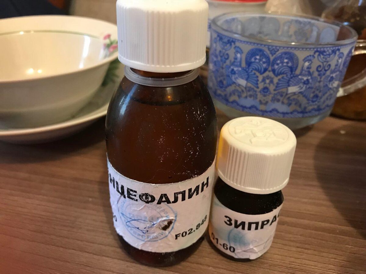 "Уникальные инновационные препараты". В состав большой бутылки входили лошадиные дозы нейролептика, мне противопоказанного. Внизу на бумажках написан код болезни. Один отсылает к Альцгеймеру, второго официально вообще не существует.