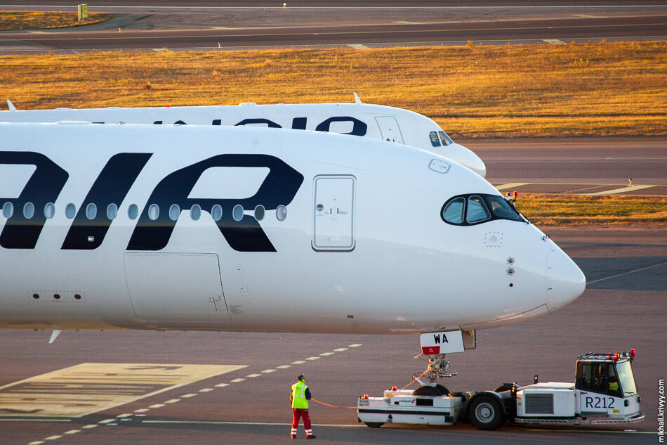 1. Airbus A350XWB OH-LWA в аэропорту Хельсинки.