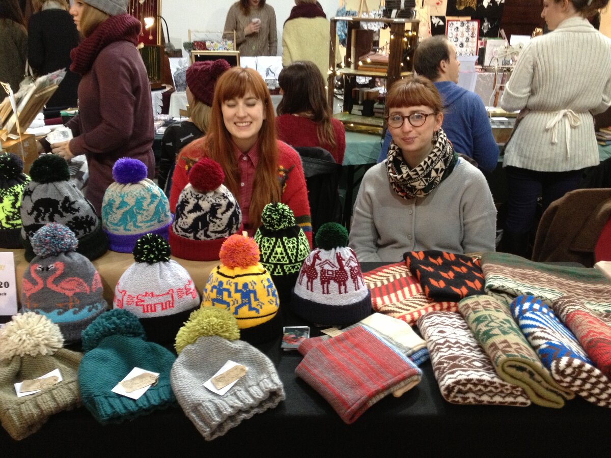 уютные вязаные вещи. можно ли зарабатывать вязанием. вязание процесс. интересные хобби для женщин. хобби рукоделие.