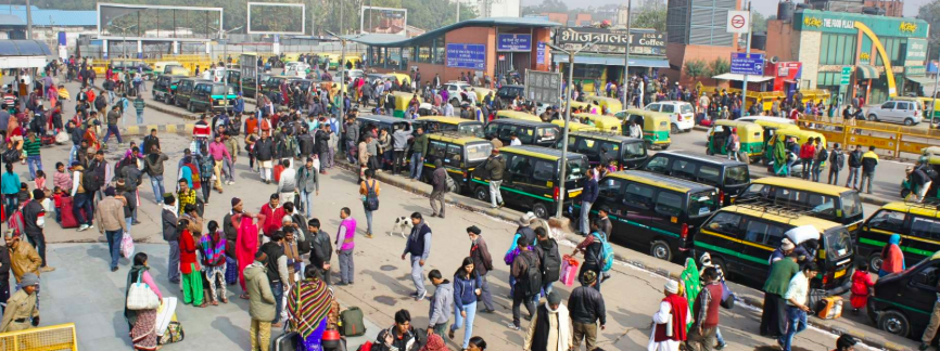 Крики, сигналы машин и мопедов, духота, вонь.
