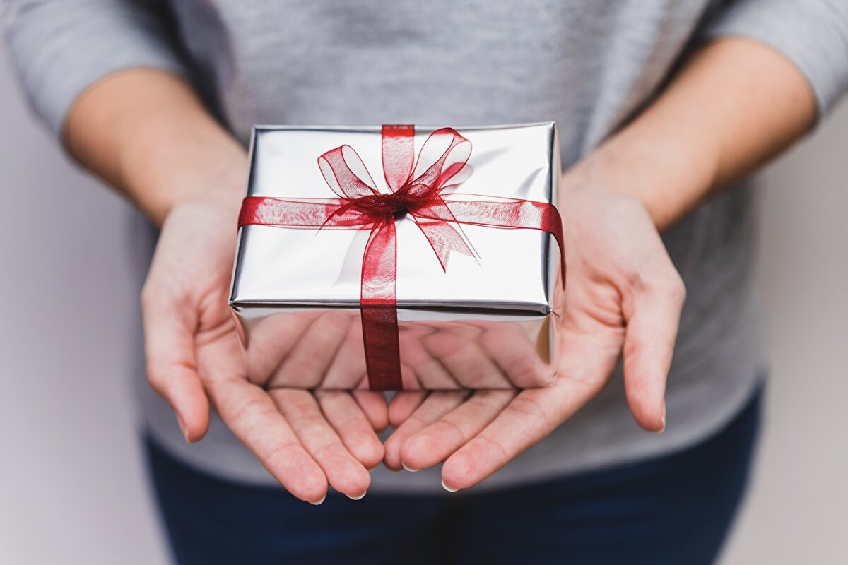 Как правильно принимать подарки: 6 простых правил