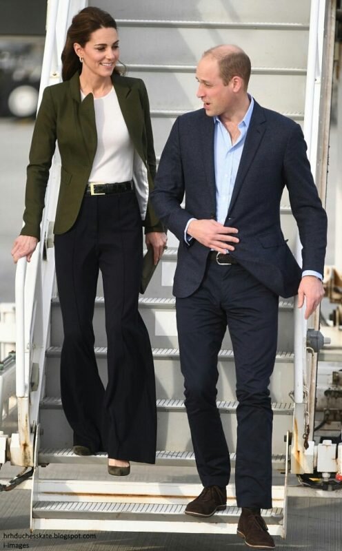 Кейт была в элегантном и безупречном образе. На ней были расклешенные от колена темные брюки от Nili Lotan,  пиджак от Smythe  в подходящем ей оттенке  зеленого, замшевые лодочки в тон от Kate Spade.  И оригинальный  клатч от L.K. Bennett в цвет обуви. 