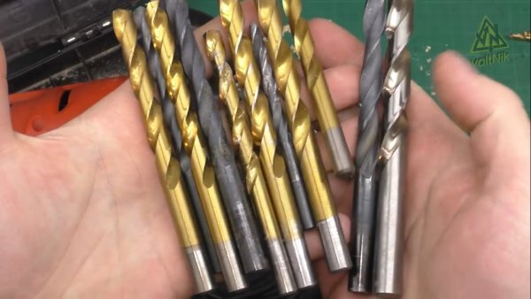  
Сейчас расскажу, как сделать одну крайне полезную простую самоделку. Вы без проблем сможете ее повторить, просто напечатав этот проект на 3d принтере. А если его у вас нет, то можно попросить напечатать друга или же заказать печать у вас в городе. Сейчас довольно легко найти контору, которая оказывает услуги по печати и моделированию 3d проектов. Стоимость в разных городах конечно отличается, но думаю незначительно. Итак, если у вас есть дрель, значит у вас есть сверла для нее.

