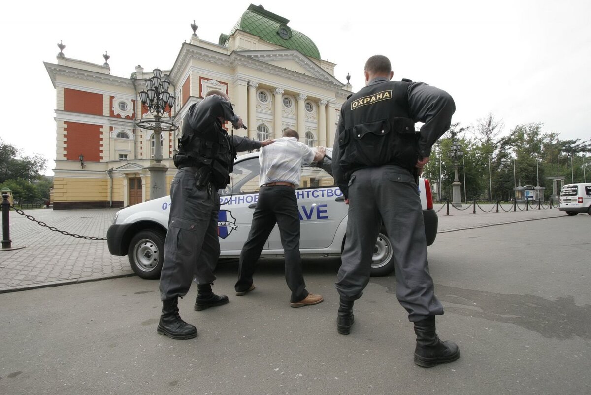 Этот случай произошёл, когда я только устроилась на работу в небольшой мини-магазин недалеко от дома. Магазин был разделен на два отдела: продуктовый, в котором я работала, и пиво-рыбный, где работала другой продавец. В её отделе было много холодильников с напитками, которые открывались нажатием специальной кнопки на брелке, таких брелков у нее было штук пять. В тот день ей привезли много товара и она попросила ей помочь, нажав кнопку от холодильника. Моя напарница сказала, чтобы я нажала красную кнопку на чёрном брелке. Я увидела такой и нажала, холодильник не открылся, я посмотрела внимательно и увидела, что есть еще один такой же брелок, при нажатии которого холодильник наконец-то открылся. Выполнив просьбу я ушла в свой отдел. Проходит где-то минут 10 и в отдел где работает моя напарница забегает бригада ГБР.  Далее ГБР-Г,  напарница-Н