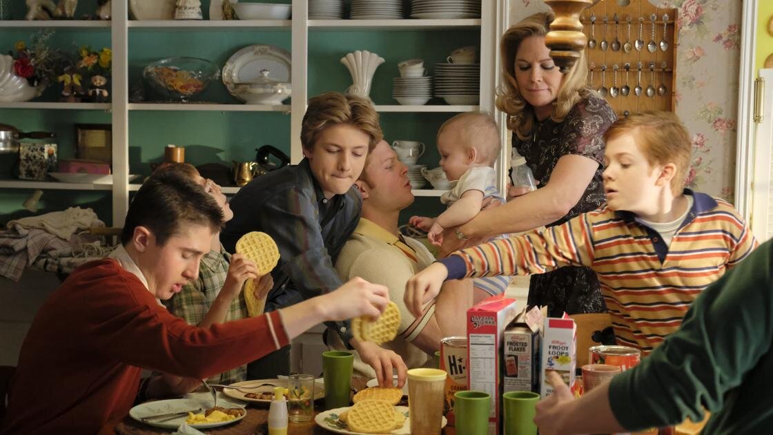 Сюжет сериала переносит зрителя в славные американские семидесятые.  Главные герои - большая ирландская семья католиков , еле сводящая концы с концами. Отличительной чертой семейства является тот факт , что у супружеской пары Майка и Пегги 8 детей. И все мальчики. Многовато тестостерона под одной крышей , не так ли? И родители Майк и Пегги изо всех сил стараются сдерживать хаос , до тех пор пока в отчий дом не возвращается старший сын Лоуренс , забросивший духовную семинарию и сменивший воротничок на идеологию хиппи. 