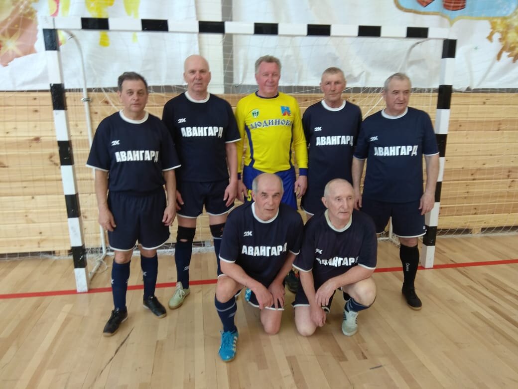 На главном фото, команда "Авангарда", слева направо (сидя): Вячеслав Кулешов и Сергей Калин; верхний ряд: Юрий Зайцев, Валерий Савченков, Иван Маркелов, Николай Иванюхин и Николай Михеев.