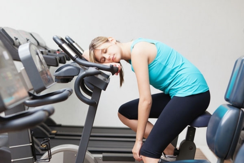 Утомление и тренировки. Большие физические нагрузки. Физическое утомление. Тяжелые физические нагрузки. Уставшая девушка в спортзале.