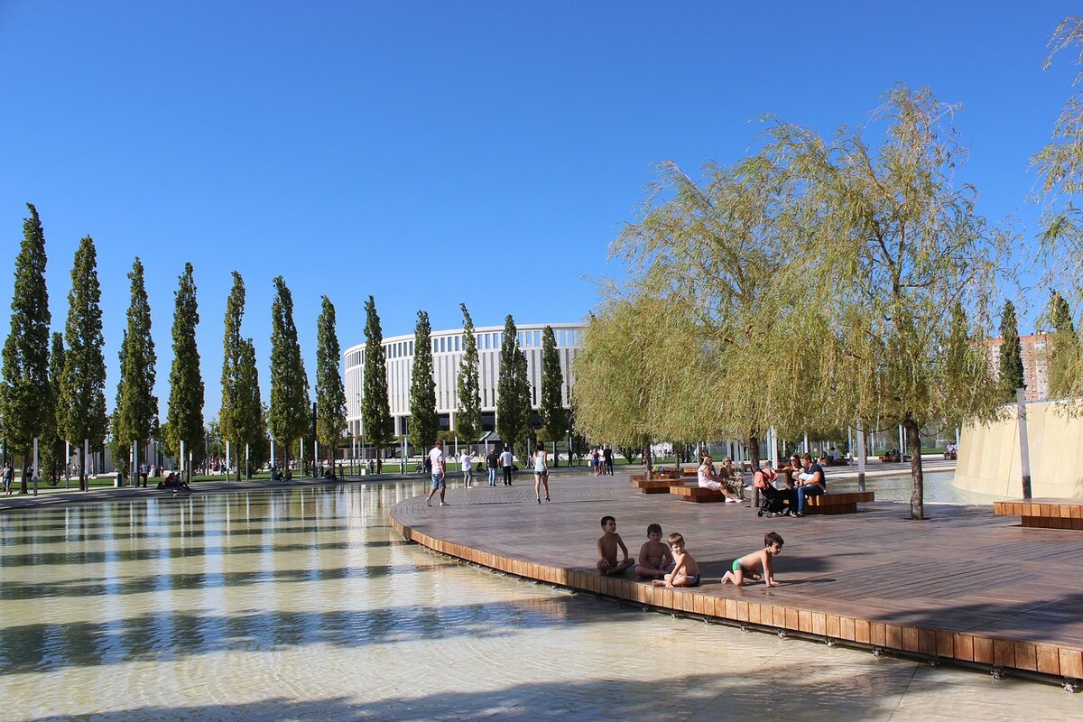 Это частьт парка, который в Краснодаре построил Сергей Галицкий. Стадион - на заднем фоне. 