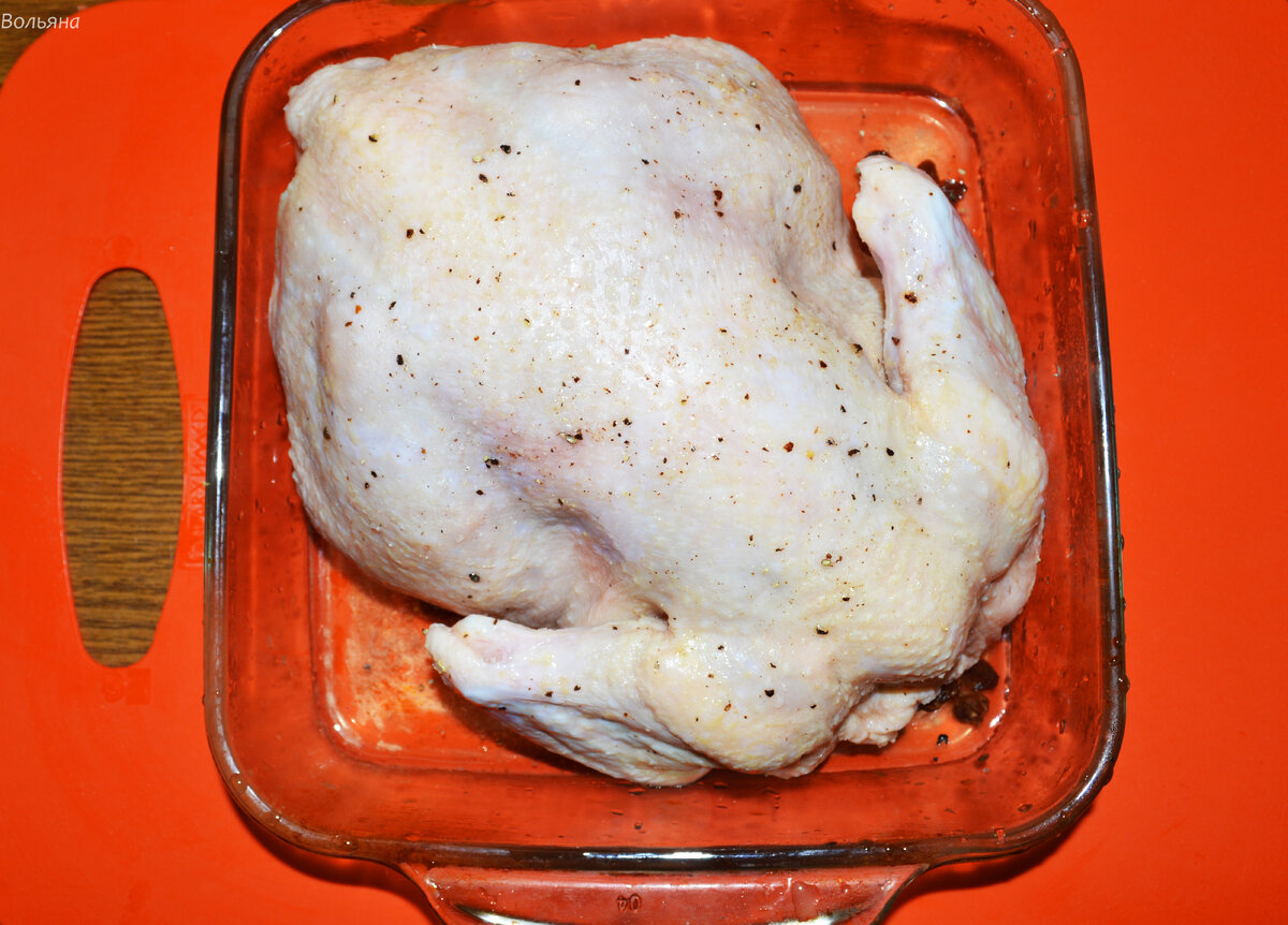 Не кладите изюм прям на курицу - он сгорит. Просто насыпьте в форму.