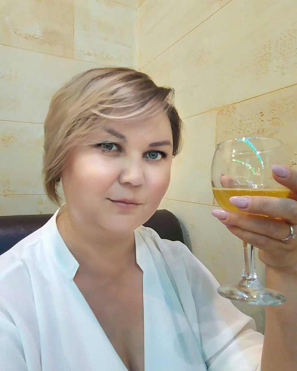 У меня в руках бокал с ананасовым соком. Мне нельзя!